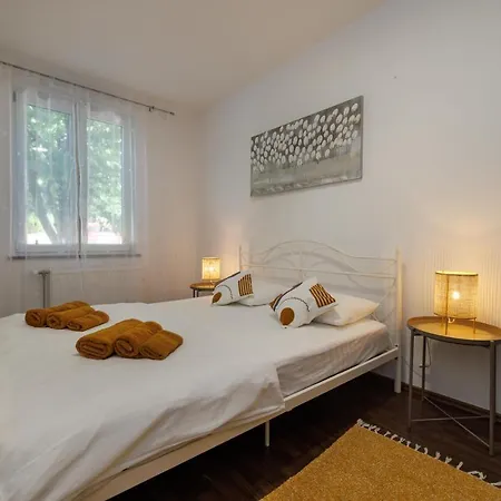 Oto By El-pi Tours Apartman