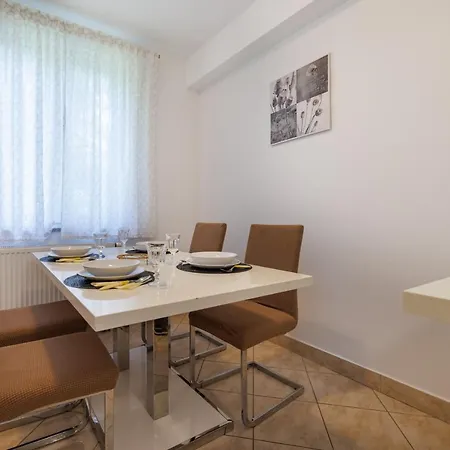 Oto By El-pi Tours Apartman
